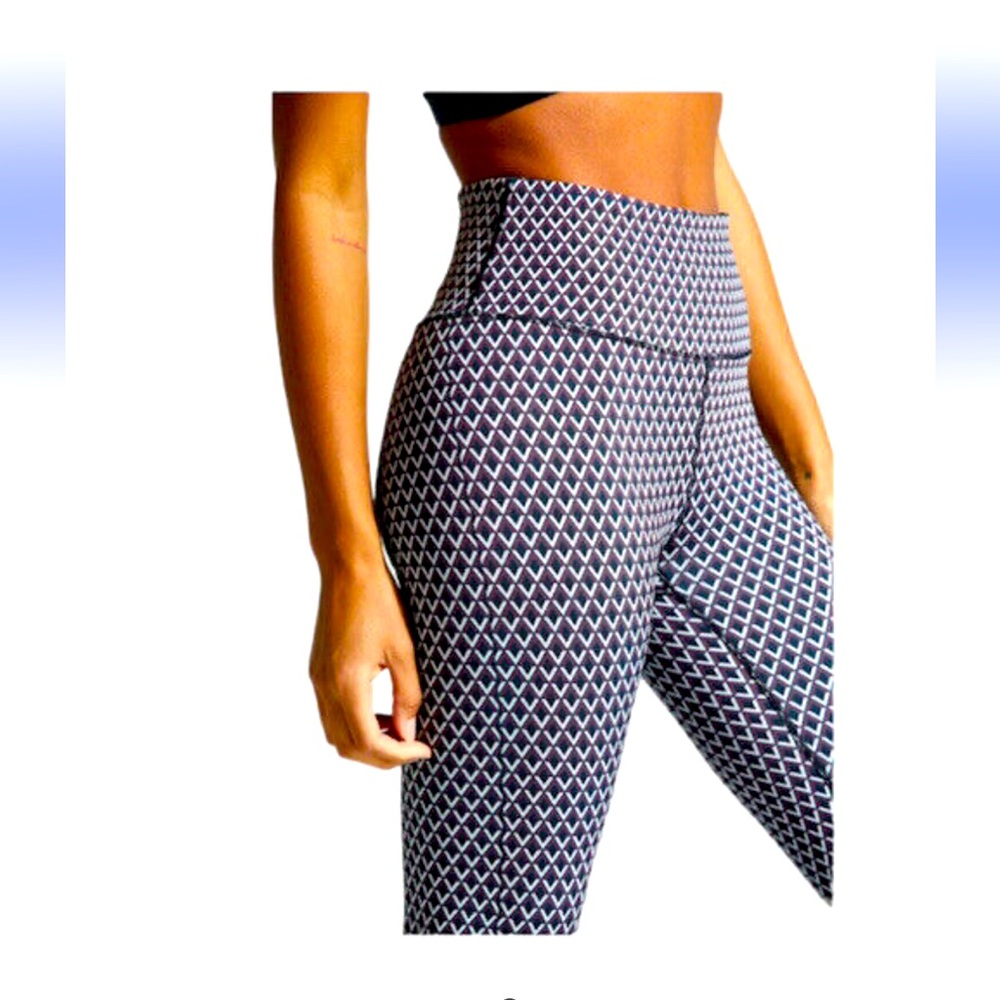 Super Smooth and Comfy Noli Geometric Leggings, Size Medium